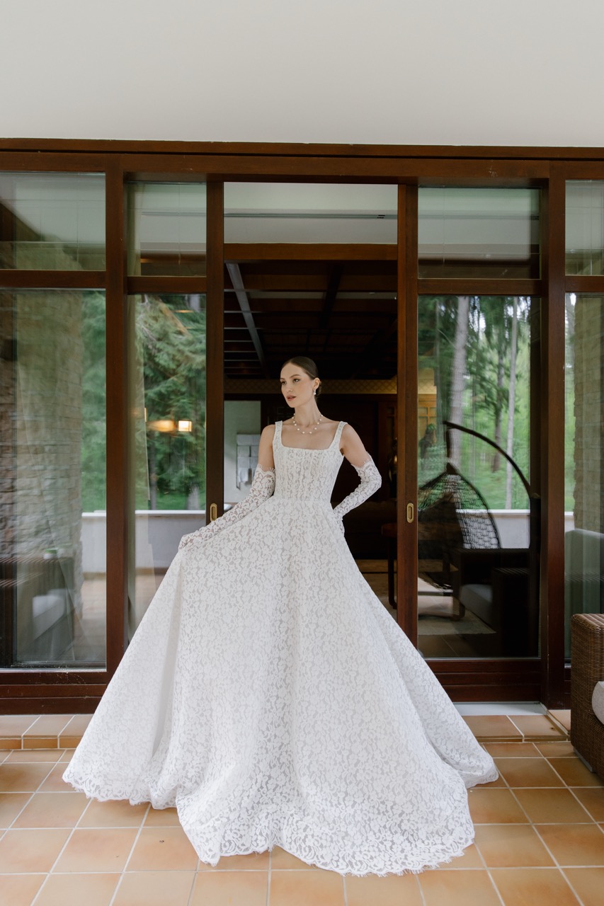 Модель NICOLE от Speranza Couture с длинными перчатками