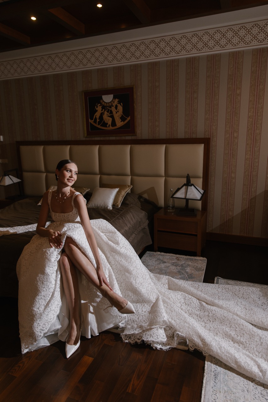 Модель NICOLE от Speranza Couture с длинными перчатками