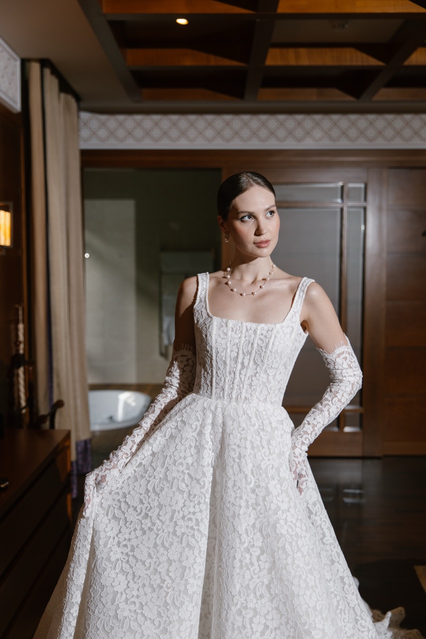 Модель NICOLE от Speranza Couture с длинными перчатками