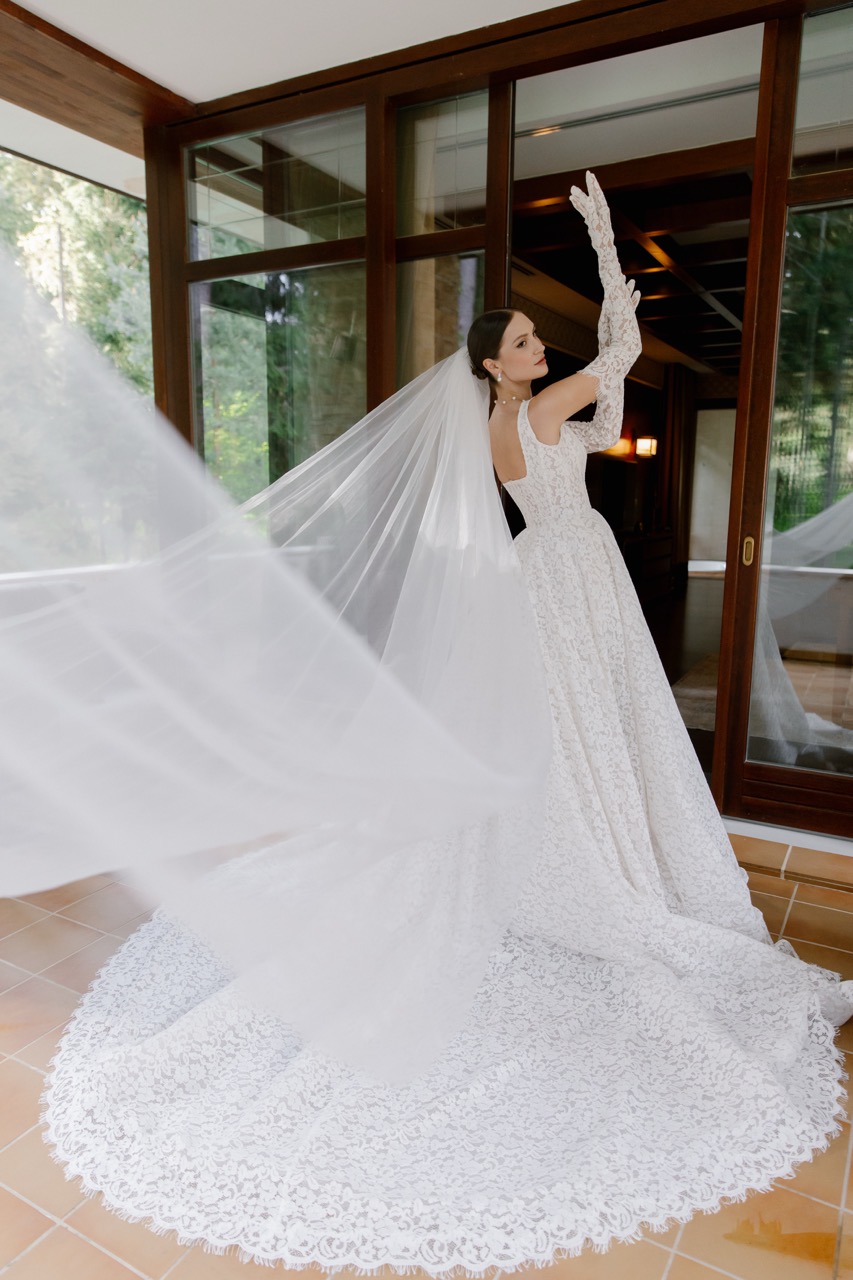 Модель NICOLE от Speranza Couture с длинными перчатками