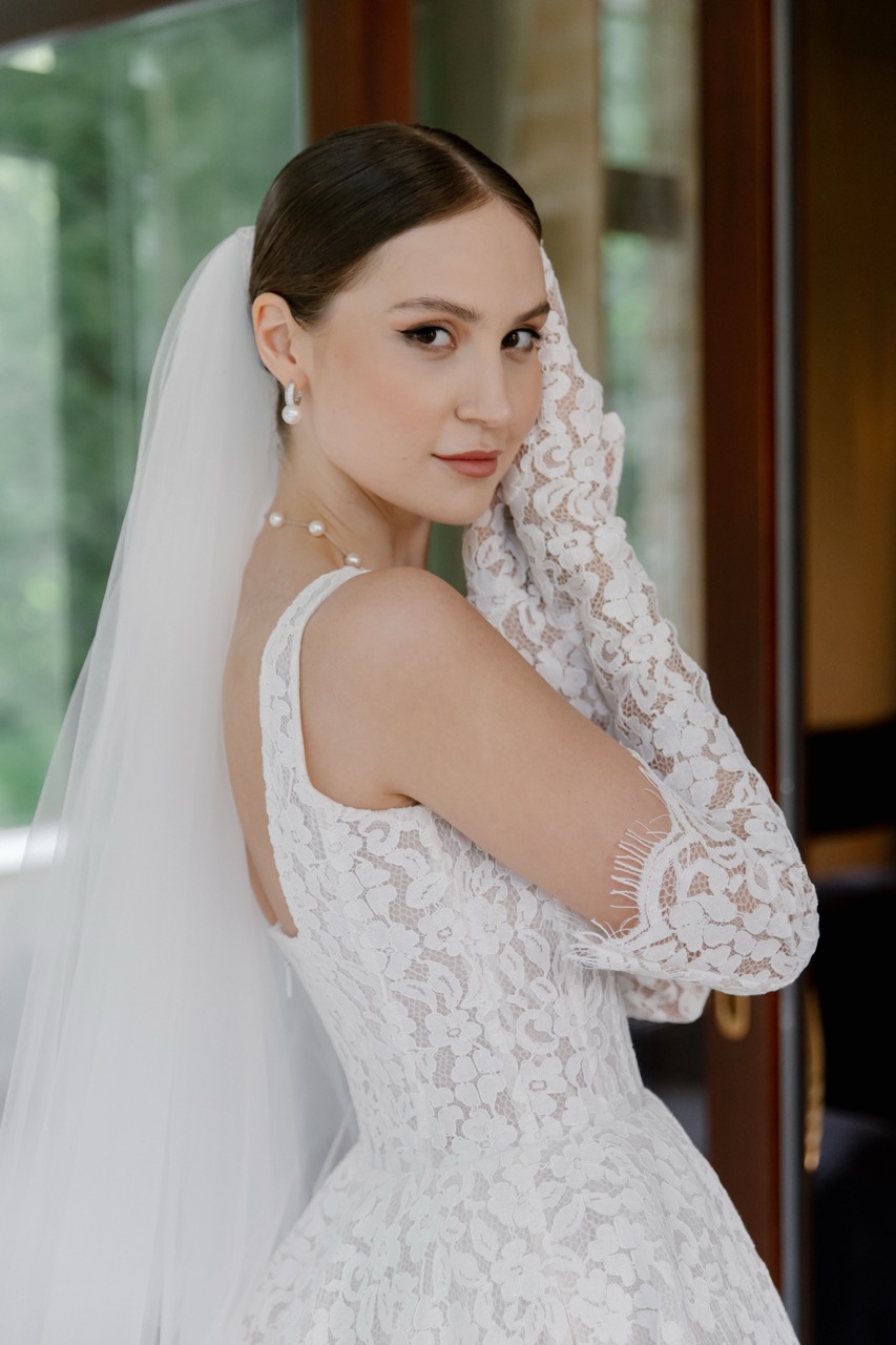 Модель NICOLE от Speranza Couture с длинными перчатками