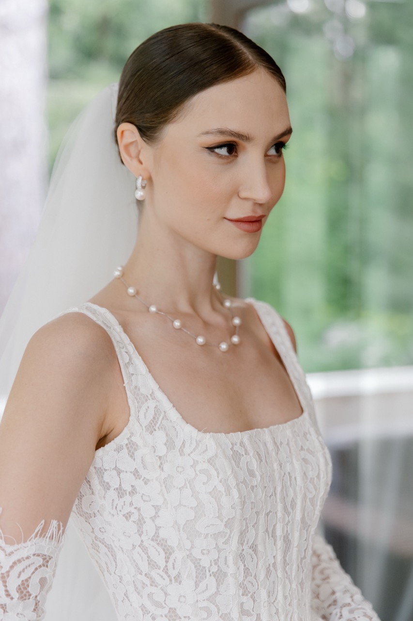 Модель NICOLE от Speranza Couture с длинными перчатками
