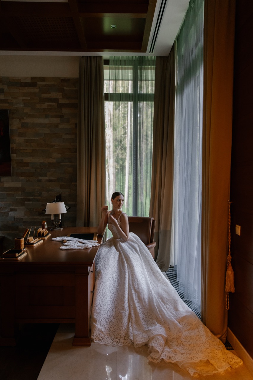 Модель NICOLE от Speranza Couture с длинными перчатками
